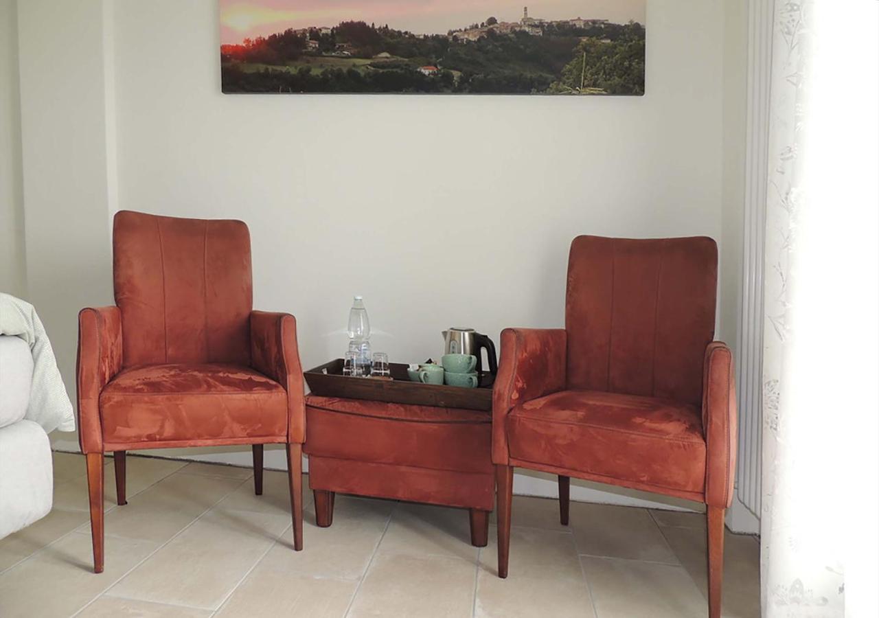 Serravalle delle Langhe La Luce Delle Colline Bed & Breakfast エクステリア 写真