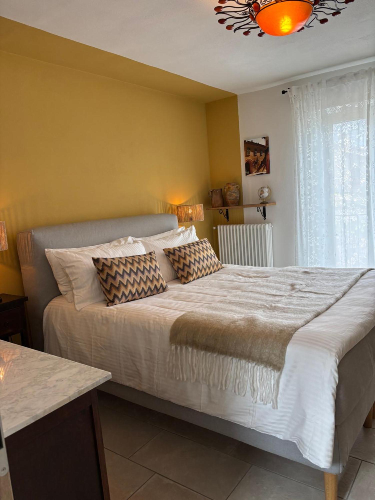 Serravalle delle Langhe La Luce Delle Colline Bed & Breakfast エクステリア 写真